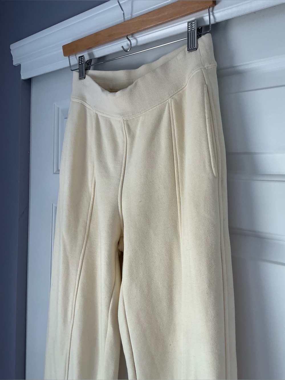 ALO Yoga Straight Leg Sweatpants in French Vanilla S - Picture 3 of 16